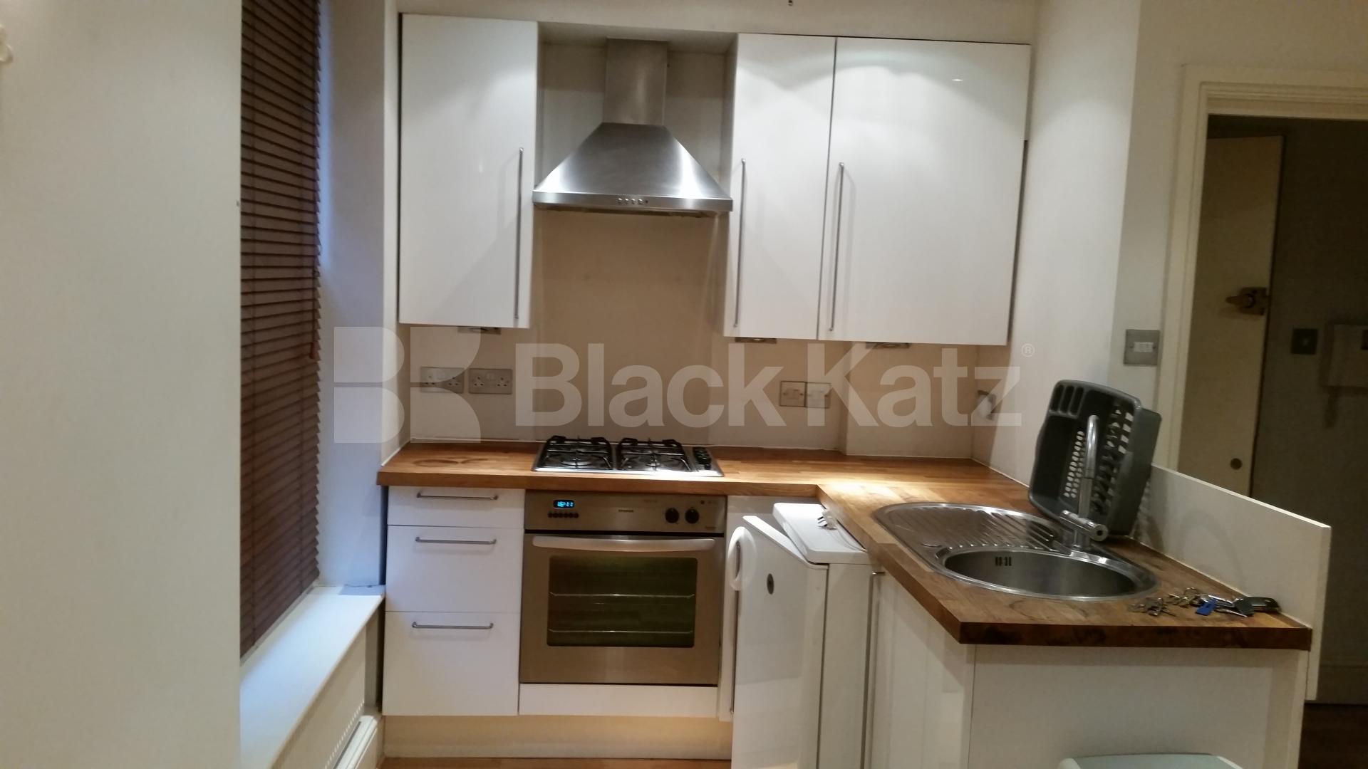 			LET , 2 Bedroom, 1 bath, 1 reception Apartment			 Bedford Road, Clapham North